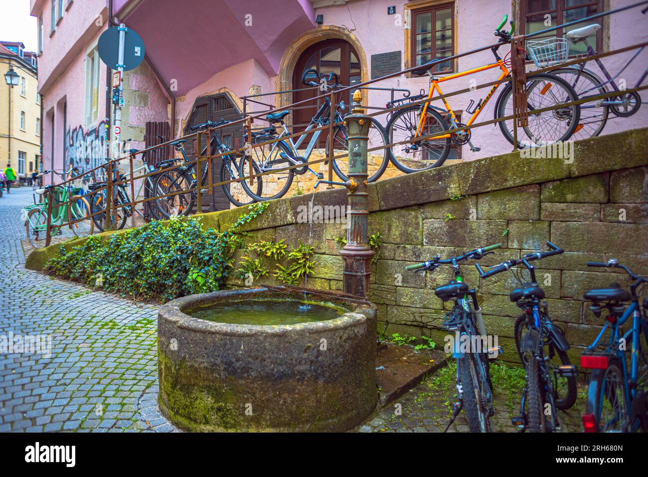 TÜBINGEN, BADEN-WÜRTTEMBERG, DEUTSCHLAND - CIRCA MAI 2023: Das Stadtbild der Stadt Tübingen, Deutschland. Stockfoto