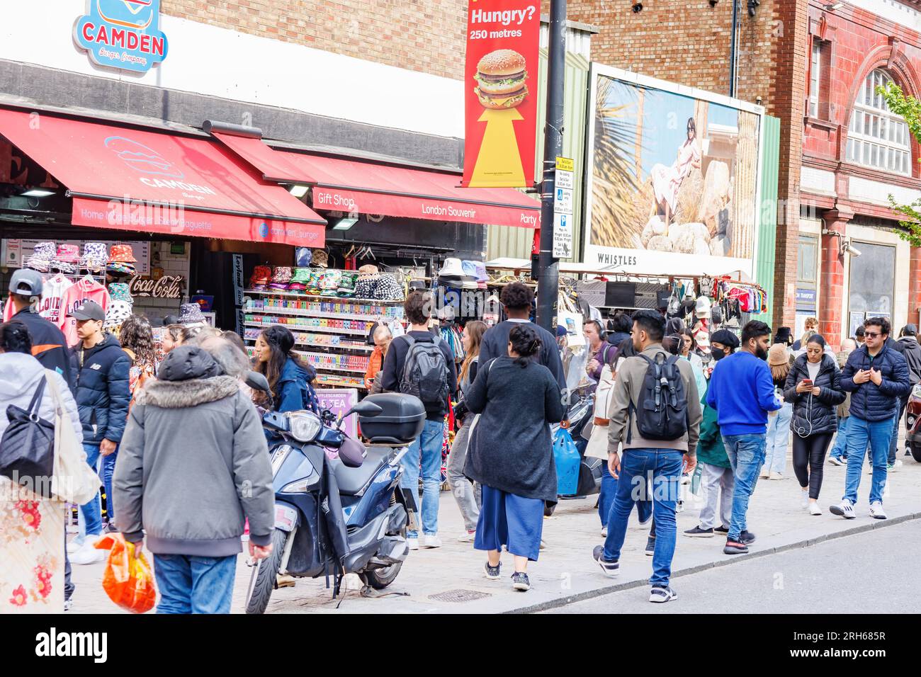 London, Vereinigtes Königreich - Mai 17,2023: Der Camden Market in London, England. Bei den Camden-Märkten handelt es sich um eine Reihe von angrenzenden großen Einzelhandelsmärkten, die häufig kollektiv sind Stockfoto