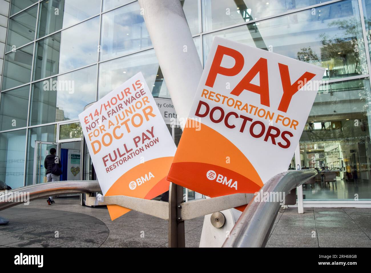 London, Großbritannien. 14. Aug. 2023. Plakate zur Unterstützung einer fairen Bezahlung, die in der Streikade der British Medical Association (BMA) vor dem University College Hospital gesehen werden. Junge Ärzte versammelten sich außerhalb des Krankenhauses, während sie ihren letzten Streik über die volle Lohnsanierung fortsetzen. Kredit: SOPA Images Limited/Alamy Live News Stockfoto