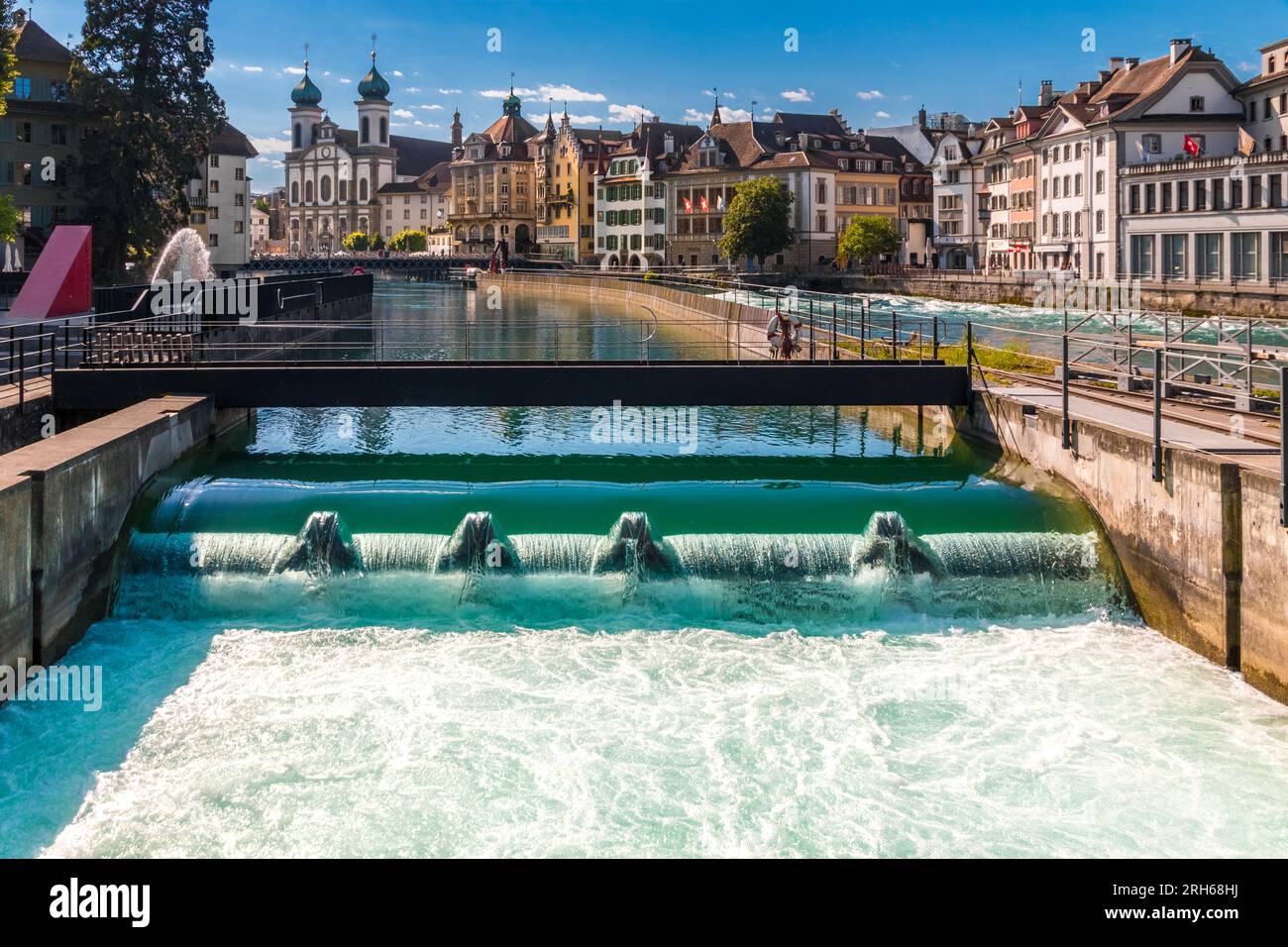 Malerischer Blick auf Luzerns Flusslandschaft mit der berühmten Jesuitenkirche, der Brücke Reussbrücke und dem Reuss-Weir. Das Reuss-Wehr ist eines von... Stockfoto