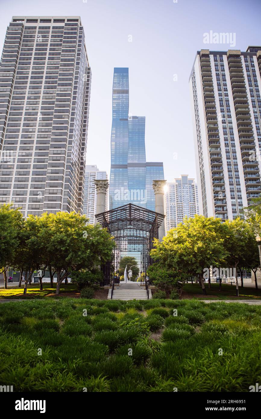 The Richard and Annette Bloch Cancer Survivors' Garden with the The St. Regis Chicago building (Vista Tower) in the back, Chicago, Illinois, USA Stockfoto