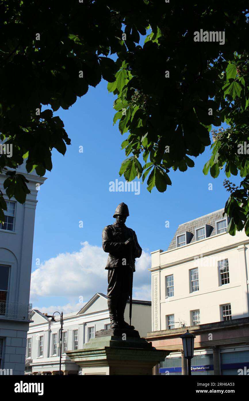 Boer war Memorial in der Promenade von Cheltenham Gloucestershire. Bronzefigur eines Burenkriegssoldaten mit umgedrehten Armen auf einem weißen Steinsockel Stockfoto