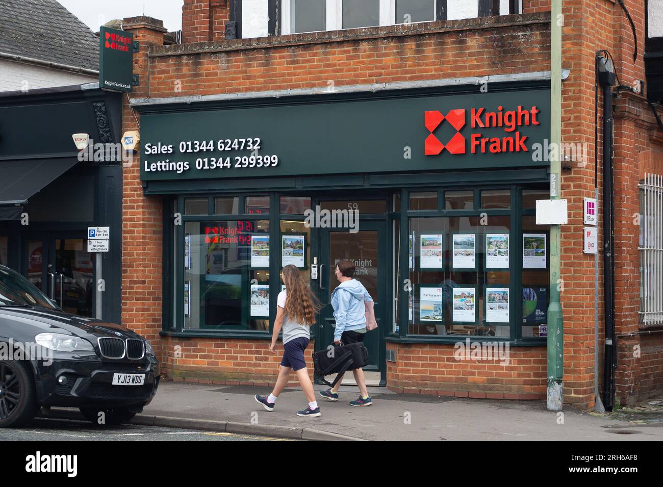 Ascot, Berkshire, Großbritannien. 14. August 2023. Ein Immobilienmakler in Ascot High Street, Berkshire. Es wurde berichtet, dass der Durchschnittspreis des Hauses gesunken ist, da aufgrund der aktuellen Krise der Lebenshaltungskosten und höherer Hypothekenzinsen weniger Menschen umziehen. Kredit: Maureen McLean/Alamy Live News Stockfoto