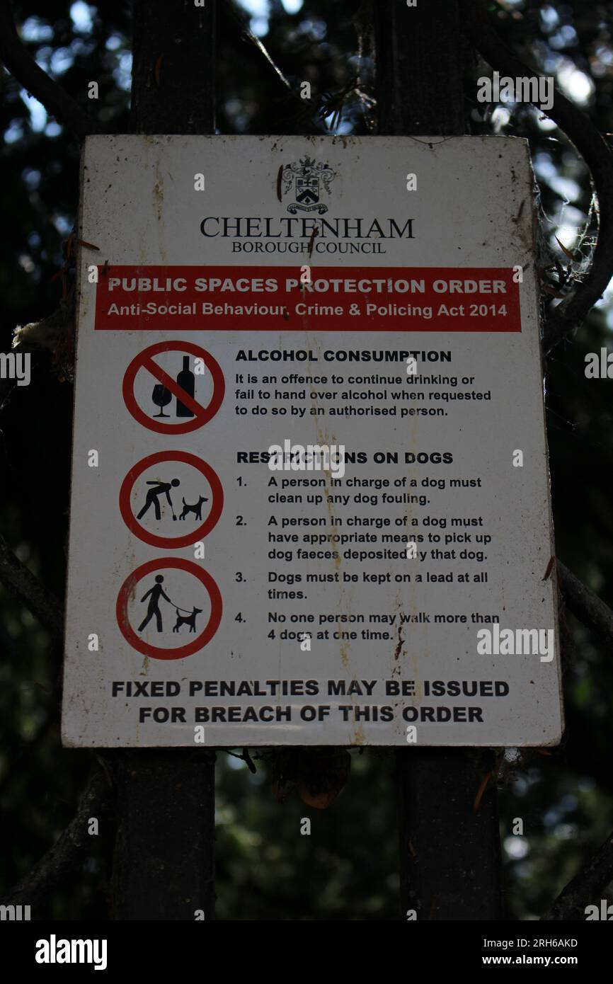 Cheltenham Borough Council Public Spaces Protection Order Schild, auf dem kein Alkoholkonsum und Hunde angegeben sind, müssen an der Spitze sein Stockfoto