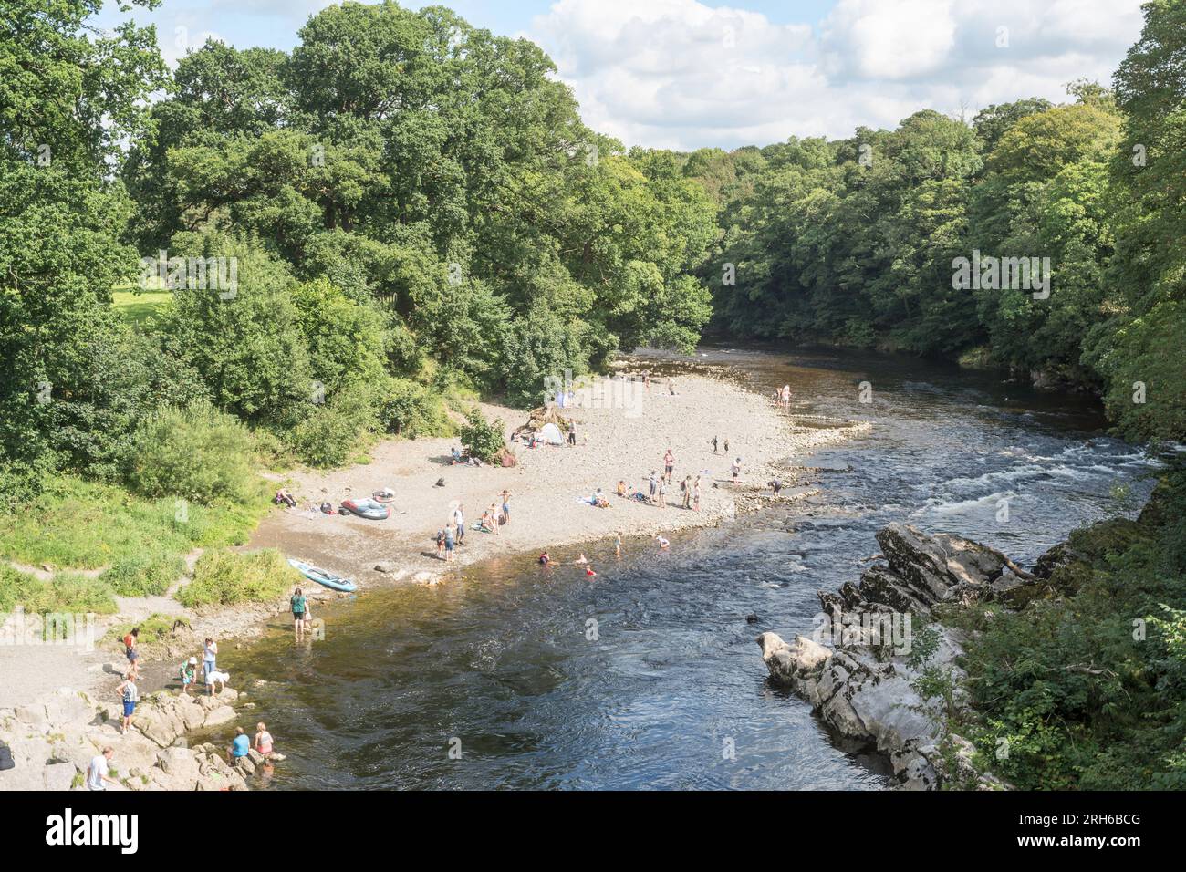 Wetter in Großbritannien 10. August 2023 Hitzewelle, Familien kühlen sich im Fluss Lune in Kirkby Lonsdale, Cumbria, England, ab Stockfoto