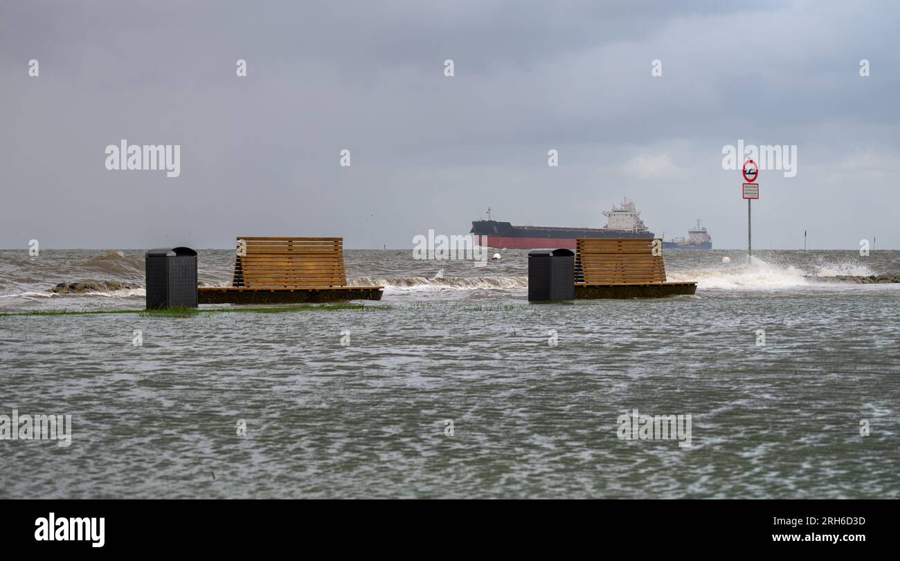 Überflutete Küste während eines Sommersturms in Cuxhaven, Deutschland. Stockfoto