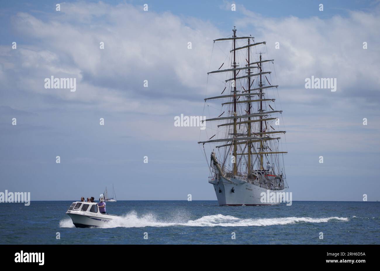 Das Klasse-A-Großschiff dar Mlodziezy aus Polen kommt im Hafen von Falmouth, Cornwall, vor dem Magellan-Elcano-Großsegler-Rennen an. Elf Großsegler aus der ganzen Welt segeln für drei Festtage nach Falmouth, bevor die Parade of Sail beginnt. Das Rennen beginnt am Freitag in Falmouth Bay. Foto: Montag, 14. August 2023. Stockfoto