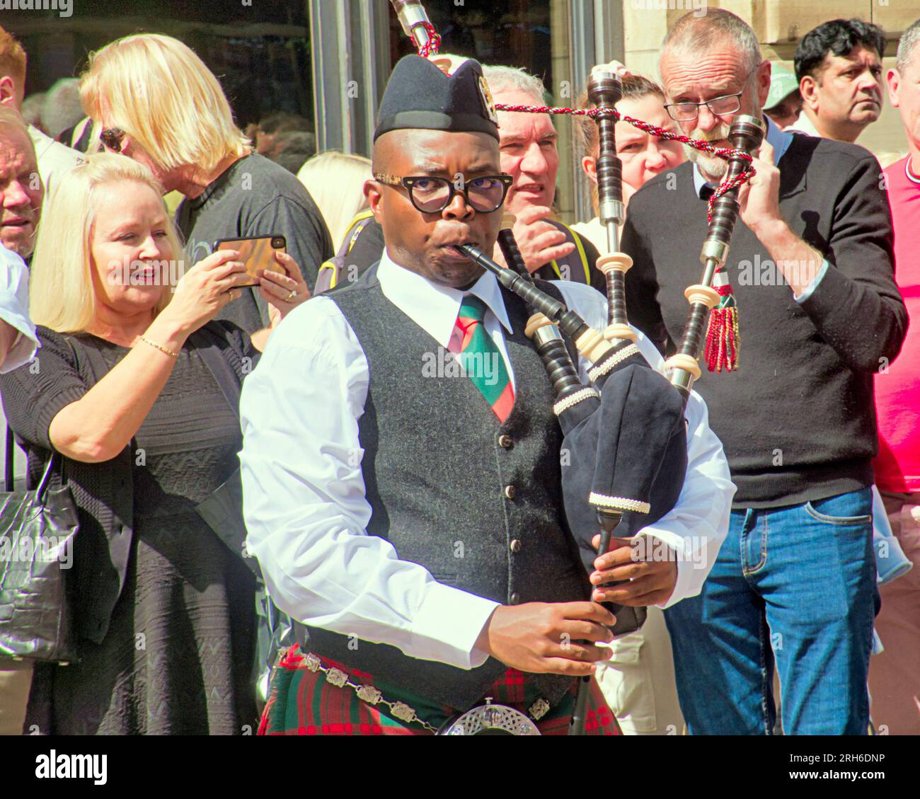 Glasgow, Schottland, Großbritannien. 14. August 2023. Die Stadt wurde von der Auckland-Pfeifenkanal-Band von neuseeland bis zu den Menschenmassen auf der buchanan Street auf der stadtähnlichen Meile begeistert. Hunderte böser Musiker eroberten das Stadtzentrum. Credit Gerard Ferry/Alamy Live News Stockfoto