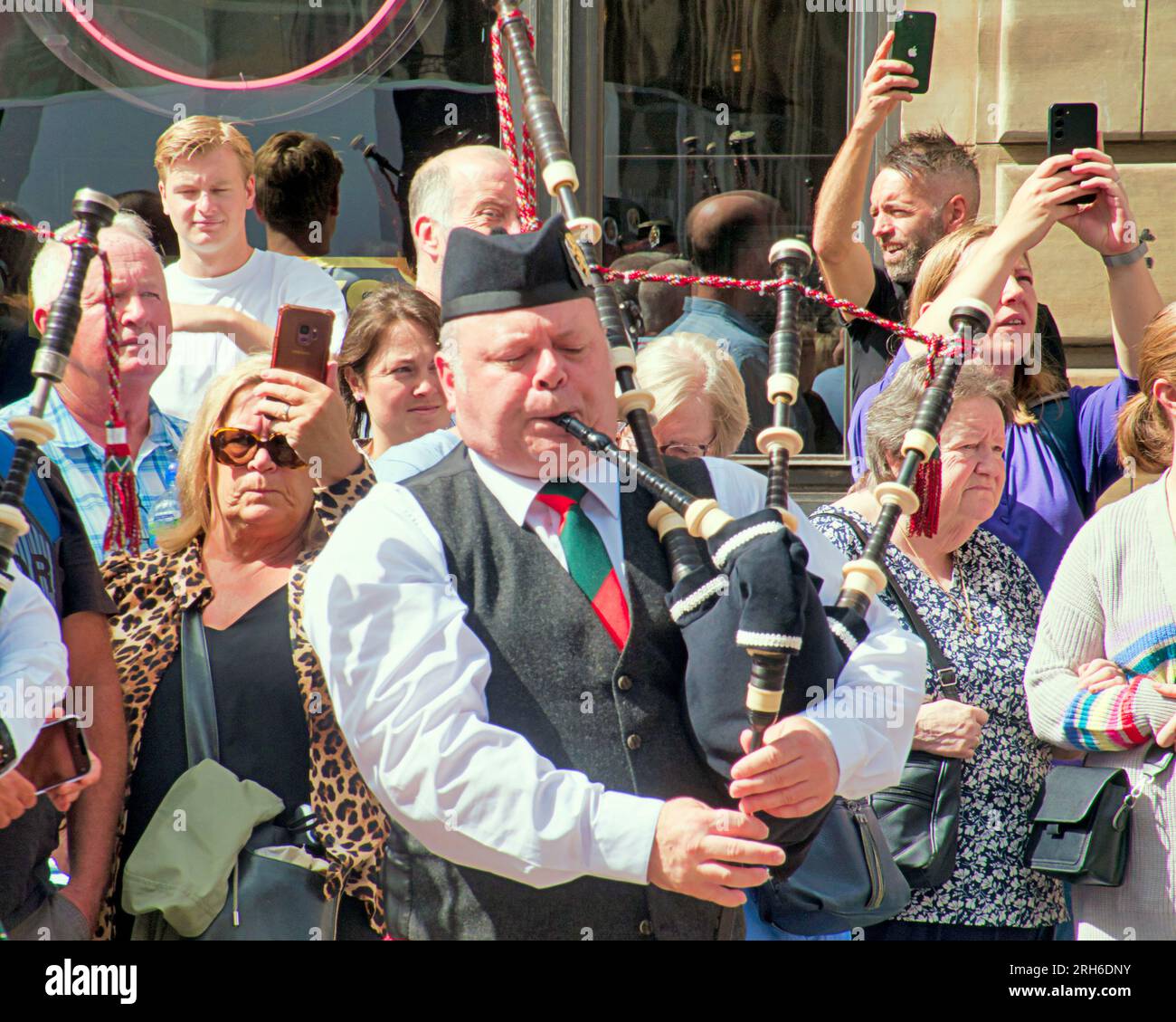 Glasgow, Schottland, Großbritannien. 14. August 2023. Die Stadt wurde von der Auckland-Pfeifenkanal-Band von neuseeland bis zu den Menschenmassen auf der buchanan Street auf der stadtähnlichen Meile begeistert. Hunderte böser Musiker eroberten das Stadtzentrum. Credit Gerard Ferry/Alamy Live News Stockfoto