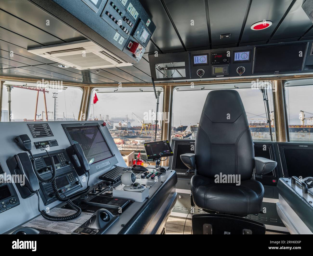 Wunderschönes Bild des Inneren eines Kreuzfahrtschiffs/Frachtschachts/U-Boots/Schiffs. Inklusive Stühlen und Schreibtischen Stockfoto