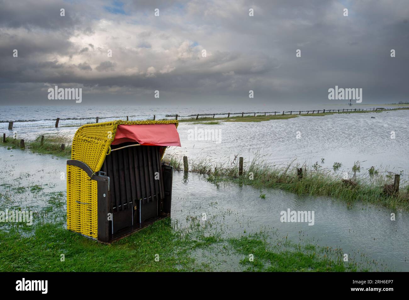 Liegestühle am Strand von Altenbruch bei Cuxhaven in Deutschland. Der Strand überflutet nach einem Sommersturm. Stockfoto