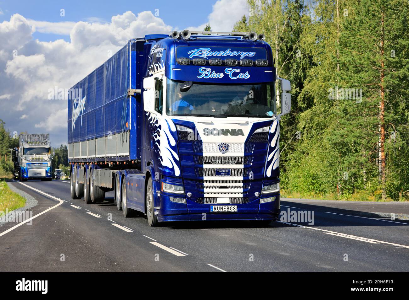 Individuelles Scania Truck Blue Cab von Runeborgs Akeri, Schweden, im Lkw-Konvoi zur Power Truck Show 2023. Autobahn 9, Finnland. 10. August 2023. Stockfoto