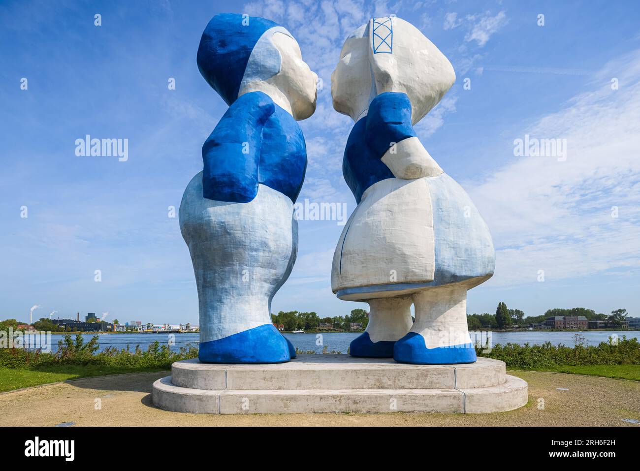 Jeder, der die Niederlande besucht hat, erinnert sich daran, das niederländische küssende Paar. In den letzten Jahren ist sie zu einem wahren Symbol der niederländischen Liebe geworden. Das ist es Stockfoto
