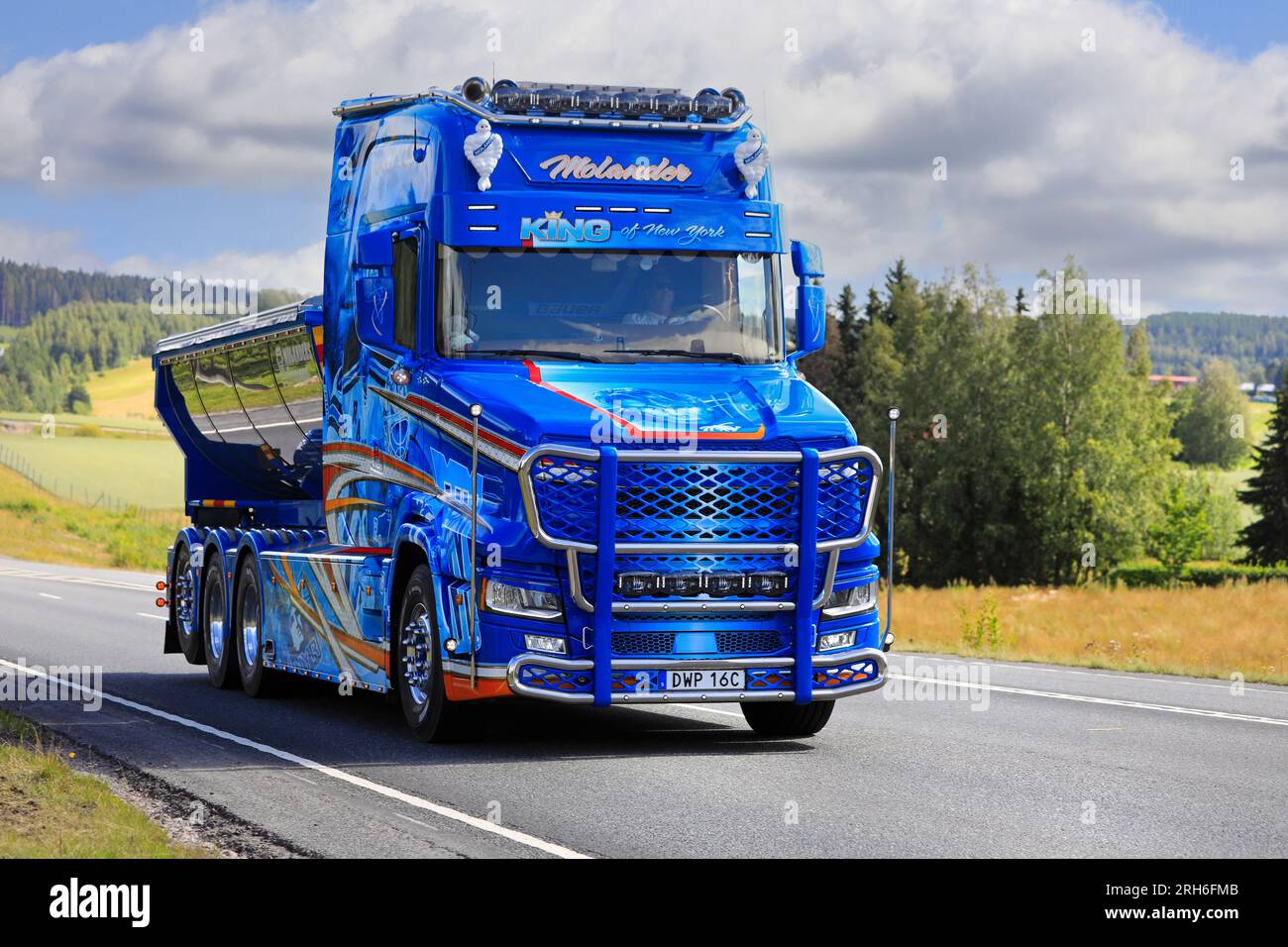 Individueller Scania T650 King of New York of Molanders Transport auf der Straße im Lkw-Konvoi zur Power Truck Show. Pirkanmaa, Finnland. 10. August 2023. Stockfoto