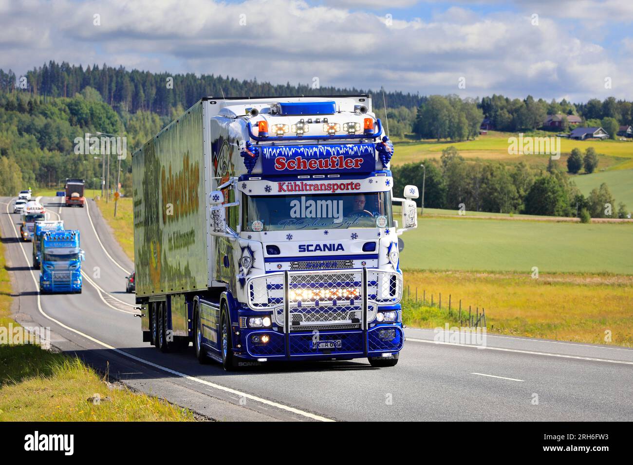 Scania 164L 580 Auflieger Lkw Scheufler Int. Transport für temperaturgeregelten Transport im Konvoi zur Power Truck Show. Finnland, 10. August 2023. Stockfoto Scania 164L 580 Auflieger Lkw Scheufler Int. Transport für temperaturgeregelten Transport im Konvoi zur Power Truck Show. Finnland, 10. August 2023. Stockfoto