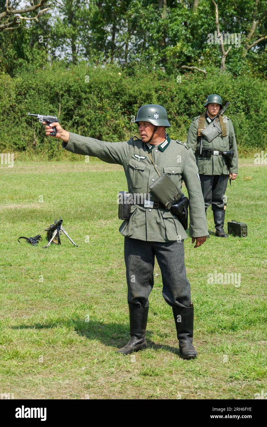 Reenactors, Reenactment deutscher Soldaten des Zweiten Weltkriegs. Infanteristen der Wehrmacht. Uniform. Schießpistole Stockfoto