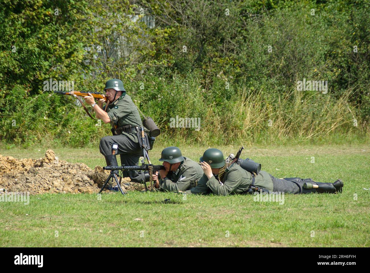 Reenactors, Reenactment deutscher Soldaten des Zweiten Weltkriegs. Wehrmachts-Infanteristen in Uniform. MG 34 Maschinengewehr-Kampfszenario Stockfoto