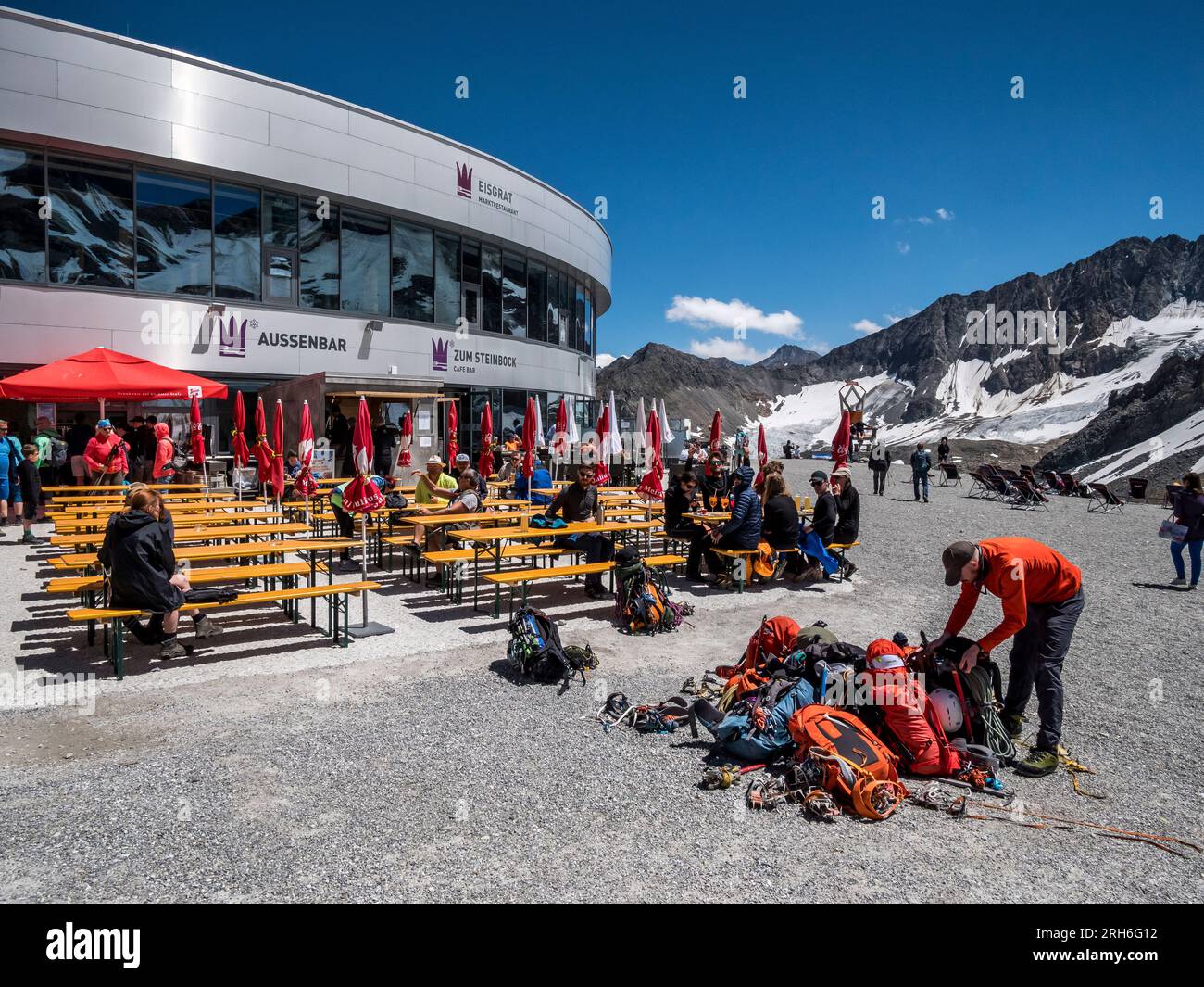 Das Bild zeigt das Eisstation-Touristenzentrum Schaufelspitz in den Stubaier Alpen oberhalb der Mutterberg Alm, unweit von Neustift im Stubaital Stockfoto