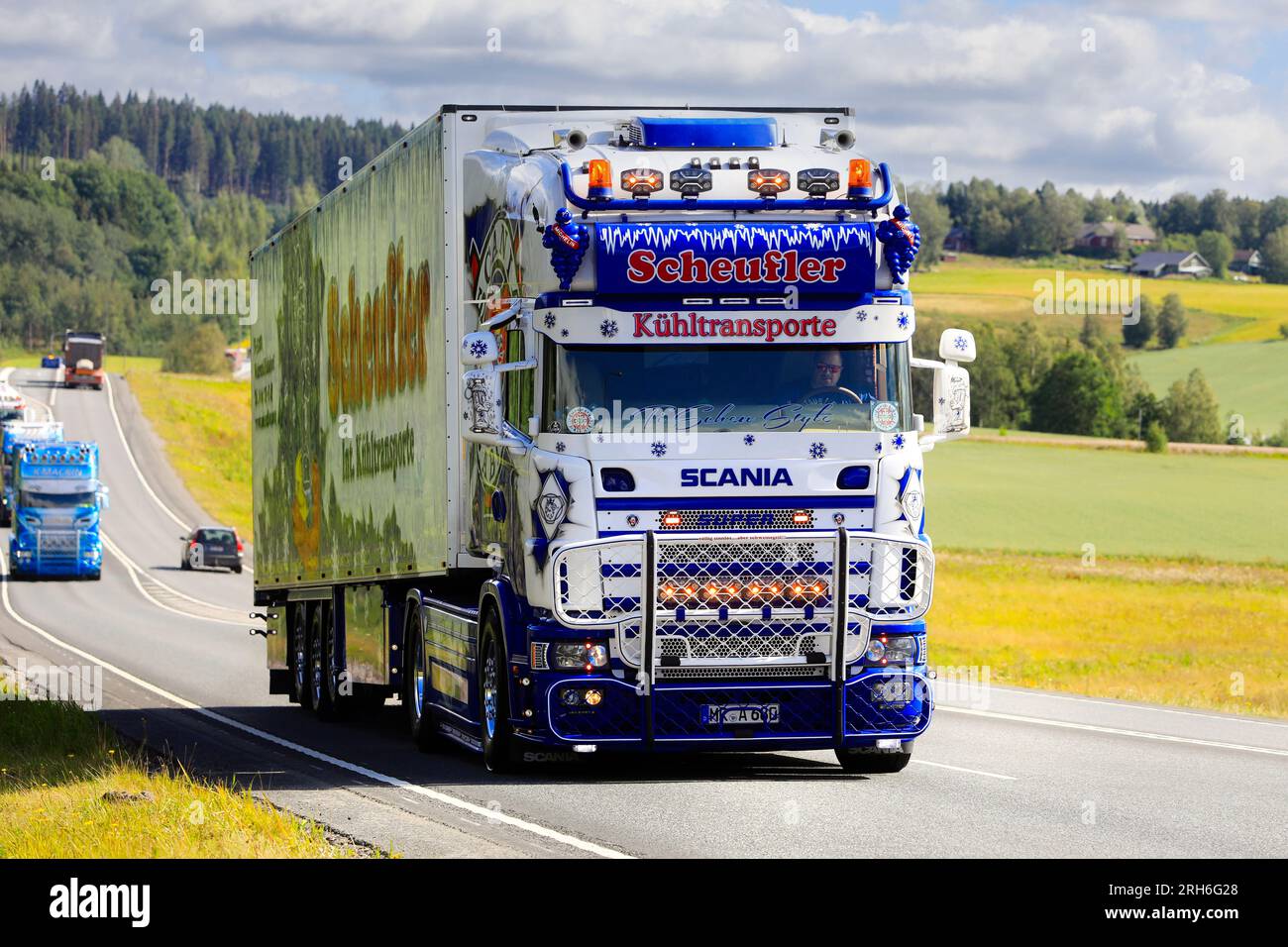 Scania 164L 580 Auflieger Lkw Scheufler Int. Transport für temperaturgeregelten Transport im Konvoi zur Power Truck Show. Finnland, 10. August 2023. Stockfoto Scania 164L 580 Auflieger Lkw Scheufler Int. Transport für temperaturgeregelten Transport im Konvoi zur Power Truck Show. Finnland, 10. August 2023. Stockfoto