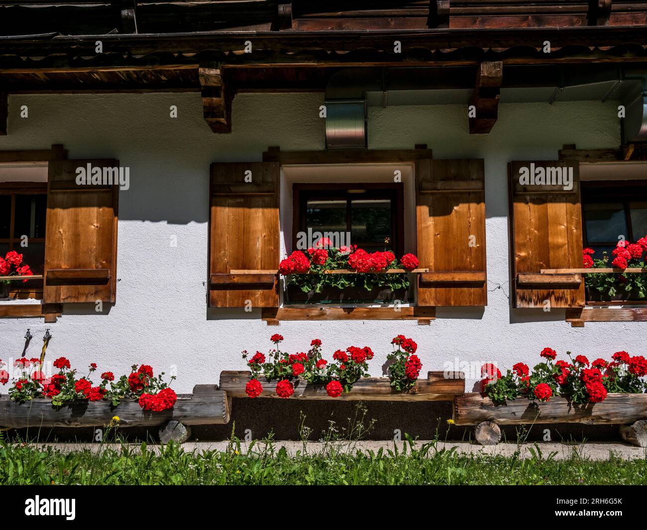 Straßenszenbild von Tirol und ländlicher Charme in Neustift, dem wichtigsten Dorf und Touristenzentrum im Stubaital des österreichischen Tirols Stockfoto