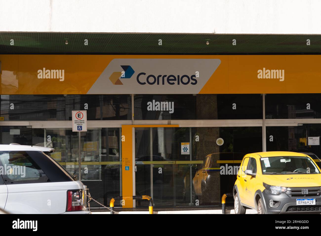 Salvador, Bahia, Brasilien - 11. August 2023: Fassade des Postamts, Portugiesisch: Correios. Auf der Avenida Tancredo Neves in Salvador, Bahia. Stockfoto