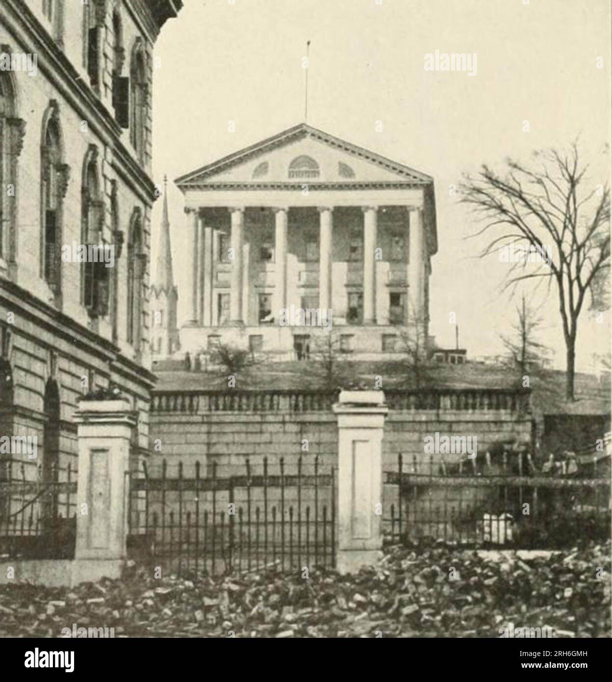 Virginia State Capitol, ehemaliges Konföderiertenkapitol. Links befindet sich das Zollhaus, das vom Finanzministerium der Konföderierten Staaten und den Büros des Präsidenten und des Vizepräsidenten genutzt wird. Stockfoto