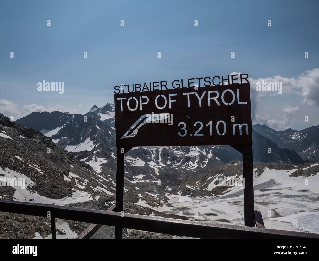 Das Bild zeigt das Blickpunktgebiet Top of Tyrol am Schaufeljoch in den Stubaier Alpen oberhalb der Mutterberg Alm bei Neustift im österreichischen Tirol Stockfoto