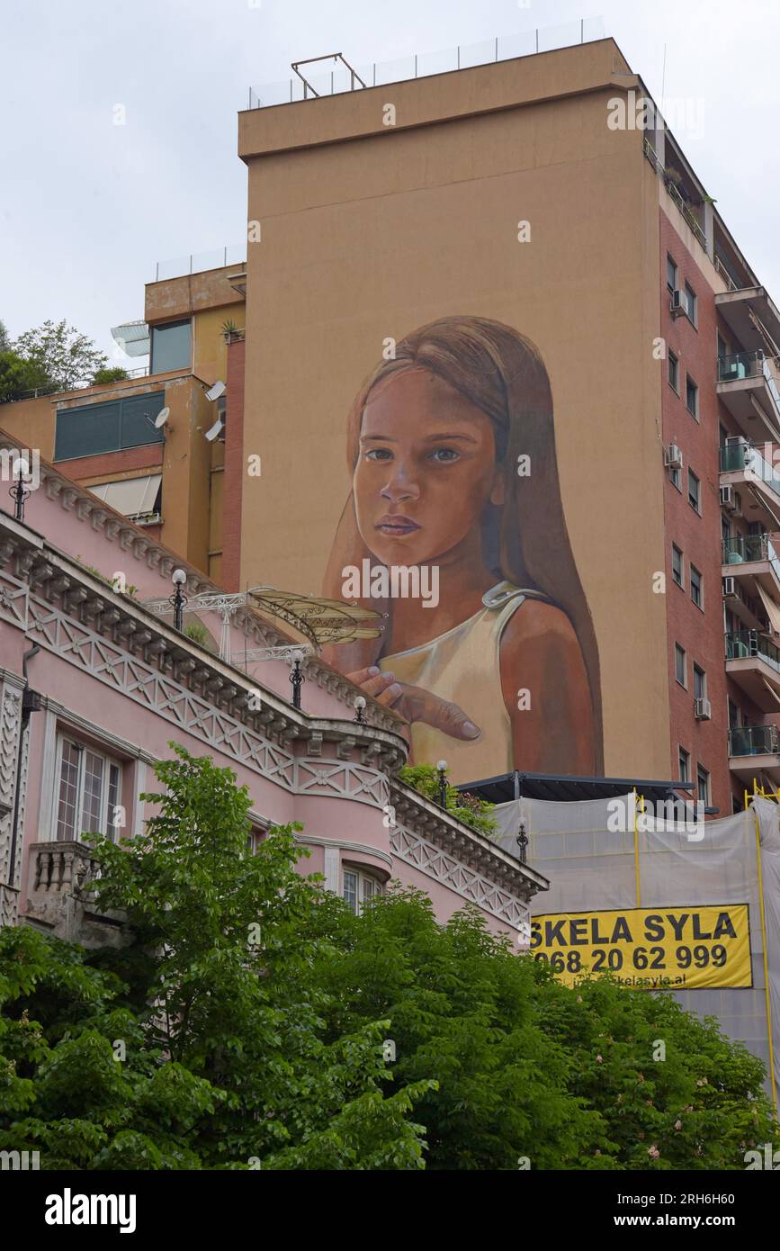 Ein großes Wandgemälde eines Mädchens, das eine Hand hält, in Tirana, Albanien Stockfoto
