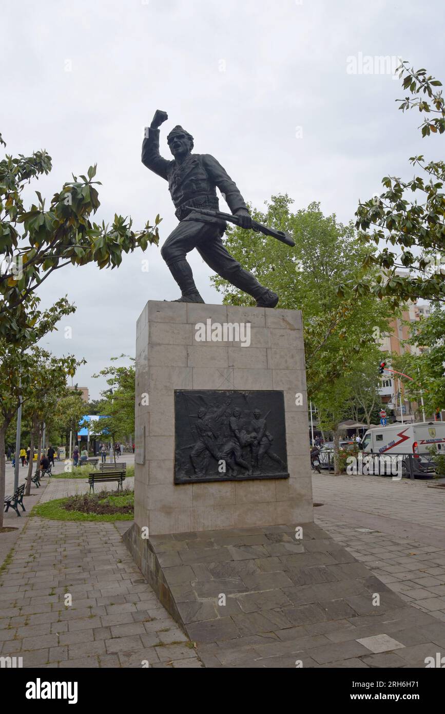 Unbekannte Soldatenstatue, erinnert an die Soldaten, die im Kampf gegen die italienischen Invasoren während des Zweiten Weltkriegs in Tirana, Albanien gefallen sind Stockfoto