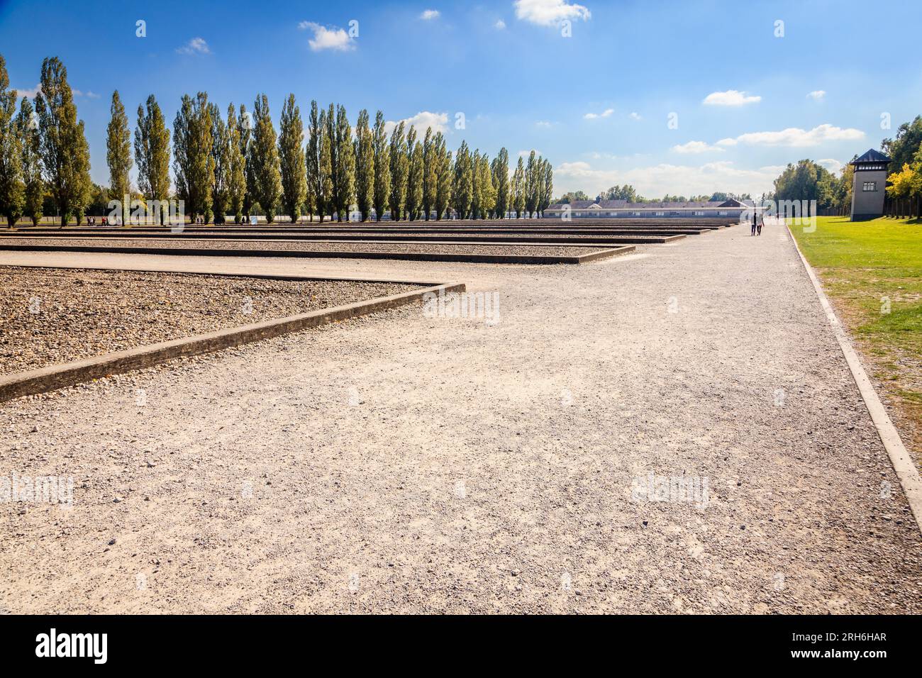 Dachau, Deutschland, 30. September 2015: Fußabdrücke der Baracken am Konzentrationslager Dachau. Stockfoto