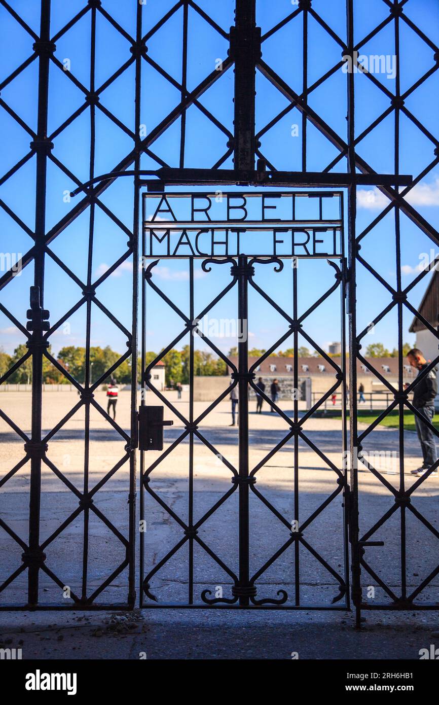 Dachau, Deutschland, 30. September 2015: Das berüchtigte Tor des Konzentrationslagers Dachau. Die Inschrift lautet: Arbeit macht dich frei. Stockfoto