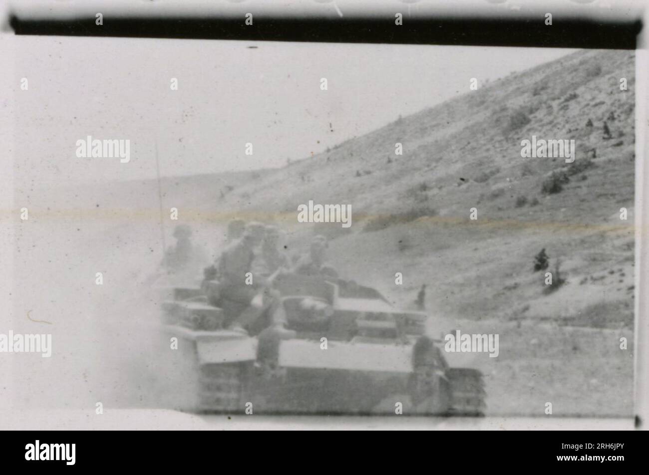 SS-Fotograf, Geyk (Russland) Winterszenen - Ausgraben von Fahrzeugen aus Schnee, Kampfpositionen, Schneeräumen vom Flugplatz mit JU-52 und JU-188; Auszeichnungen im Feld mit Sepp Dietrich und anderen Offizieren; Soldatenshow; schwere Artillerie; zerstörte Stadt- und Hafenszenen; russischer Panzer unter deutscher Flagge gefangen; Beobachtungsposten; zerstörte Befestigungsanlagen in Sewastopol; Flugplatz mit JU-52s; Landschaftsaufnahmen aus der Vogelperspektive; Kampfpositionen in bergigem Gelände; mehrere Bilder von General Hermman Hoth; Nebelwerfer-Schüsse, Panzerkampfwagen 38(t) Stockfoto