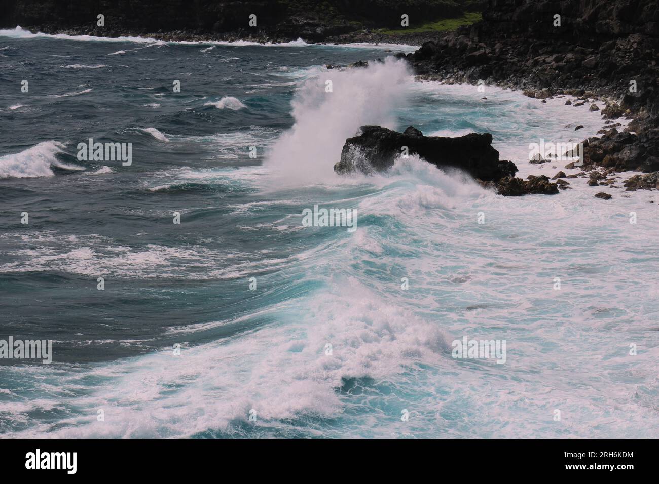 Kleine Wellen, die an der felsigen Küste von Wailuku, Maui, Hawaii, USA, vorbeiziehen Stockfoto