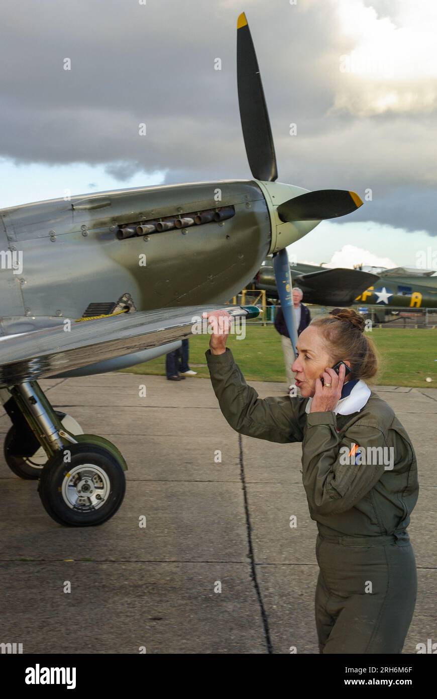 Carolyn Grace, Pilotin und Besitzerin des Supermarine Spitfire Kampfflugzeugs aus dem Zweiten Weltkrieg. Spitfire TIX ML407 aus dem Zweiten Weltkrieg zurück in den Hangar Stockfoto