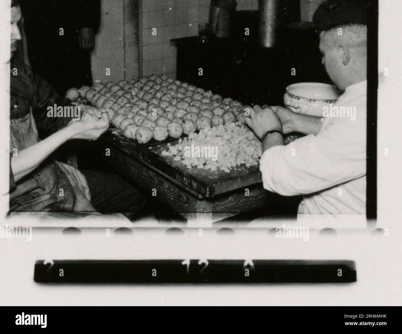 SS-Fotograf, Gösling, Jobst (Leibstandarte Adolf Hitler, Berlin, Holland 1943) hochrangige Nazi-Führer auf dem Bahnsteig; Hitler hält eine Rede vom Reichskanzlerbalkon für verwundete Soldaten, überprüft dann Ehrenwache; Soldaten trainieren im Feld mit Sanitätern und Krankenwagen; Grünhäuser, Kanalboote und Ausbaggern von Flüssen, Eisenbahnwaggons, und die lokale Bevölkerung in Holland; Mörtel- und Maschinengewehrmannschaften Ausbildung; Zivilkrankenhaus mit Operationssaal und Entbindungsstation; Sepp Dietrich überprüft Truppen in Kasernen mit geschleppter und selbstfahrender Artillerie und Light Flak; Zeremonie mit Sepp Dietrich Stockfoto