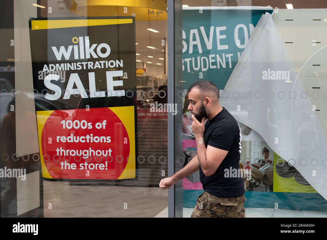 London, Großbritannien. 14 Aug 2023. Eine allgemeine Ansicht von Administration Sale wird am Fenster einer Zweigstelle des Hauswarenhändlers Wilko im Norden Londons angezeigt. Der Einzelhändler kündigte an, dass er am Donnerstag, dem 10. August, in die Verwaltung gehen würde, und die Zweigstellen haben die Schilder für den Verkauf der Verwaltung angebracht. Kredit: Justin Ng/Alamy Live News Stockfoto