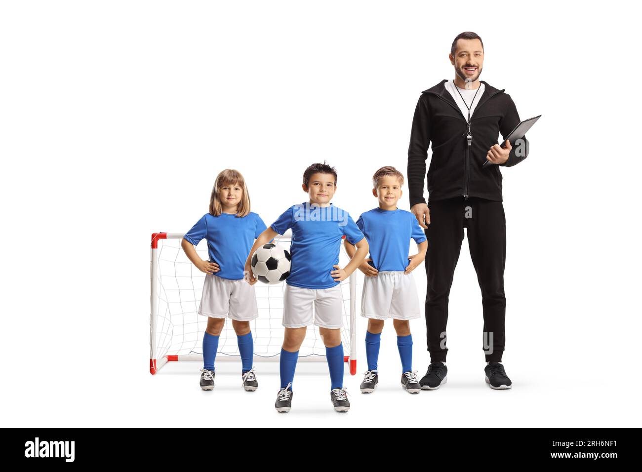 Gruppe von Kindern, die mit einem Fußballtrainer posieren, isoliert auf weißem Hintergrund Stockfoto