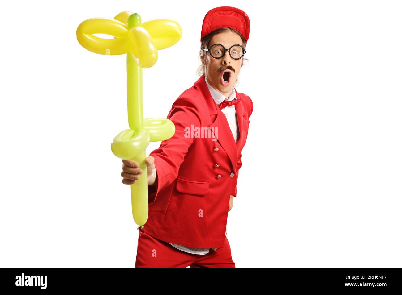 Ein Entertainer hält einen Blumenballon isoliert auf weißem Hintergrund Stockfoto