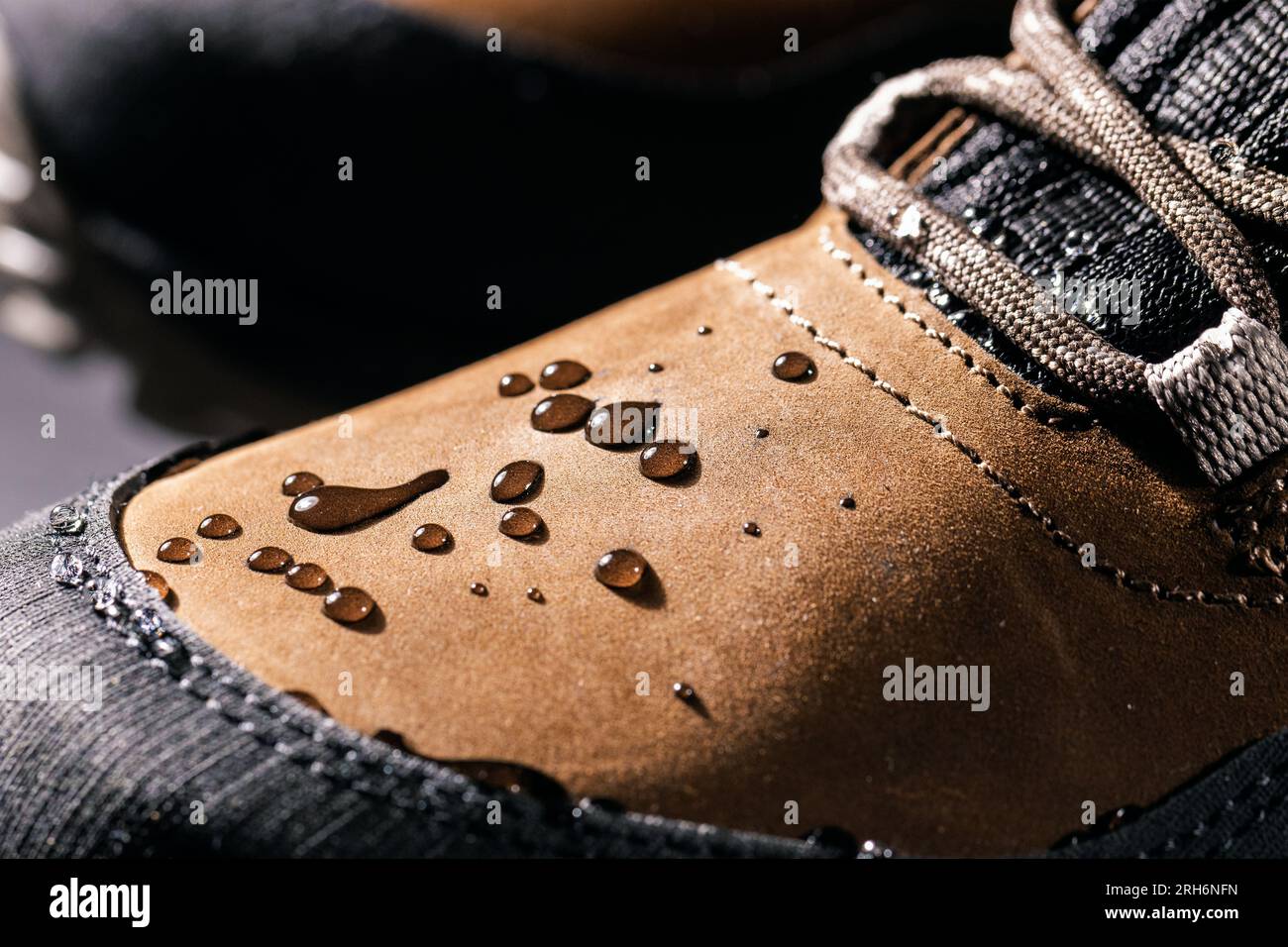 Wasserdichte Lederstiefel. Nahaufnahme von Regentropfen auf wasserfesten Schuhen. Wetterfeste Kleidung Stockfoto
