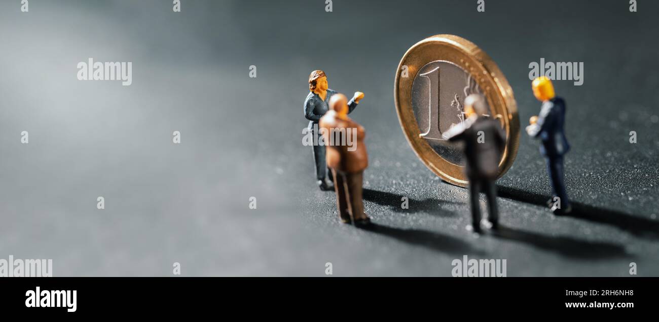 Geschäftsmänner stehen an der Euro-Münze. Geschäfts- und Finanzkonzept. Banner mit Kopierbereich Stockfoto