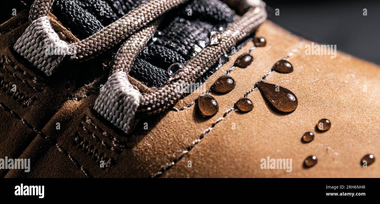 Wasserdichte Lederschuhe. Nahaufnahme von Regentropfen auf wasserfesten Schuhen. Wetterfeste Kleidung Stockfoto