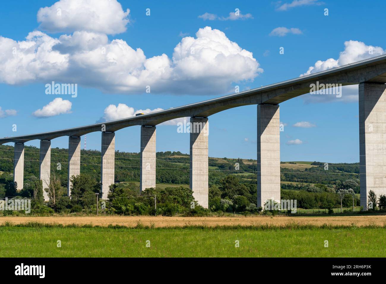 Koroshegy-Talbrücke neben dem Plattensee in Ungarn bei Sommersonne Stockfoto