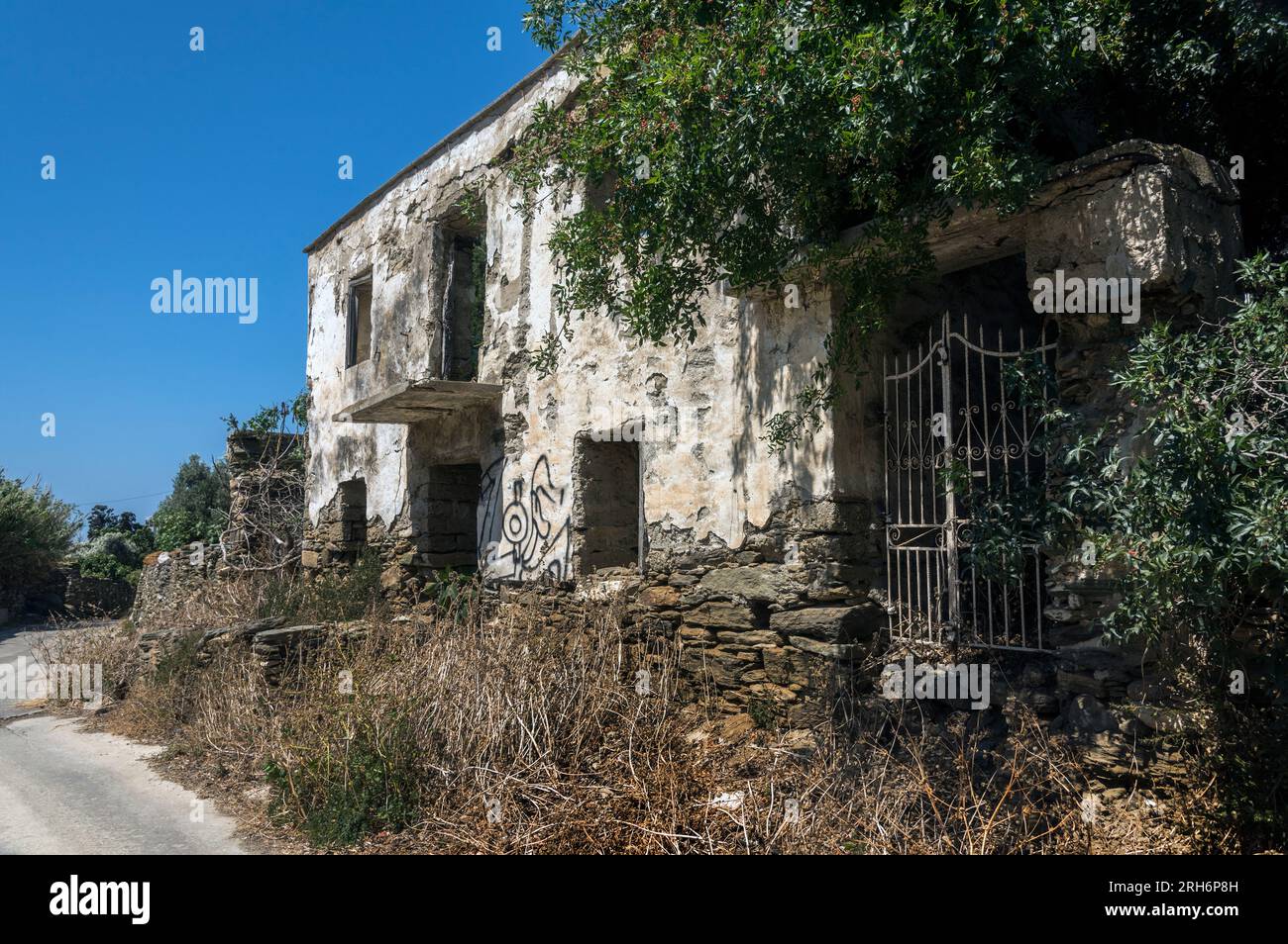 Verlassenes Haus am Rande von Tinos Town. Stockfoto