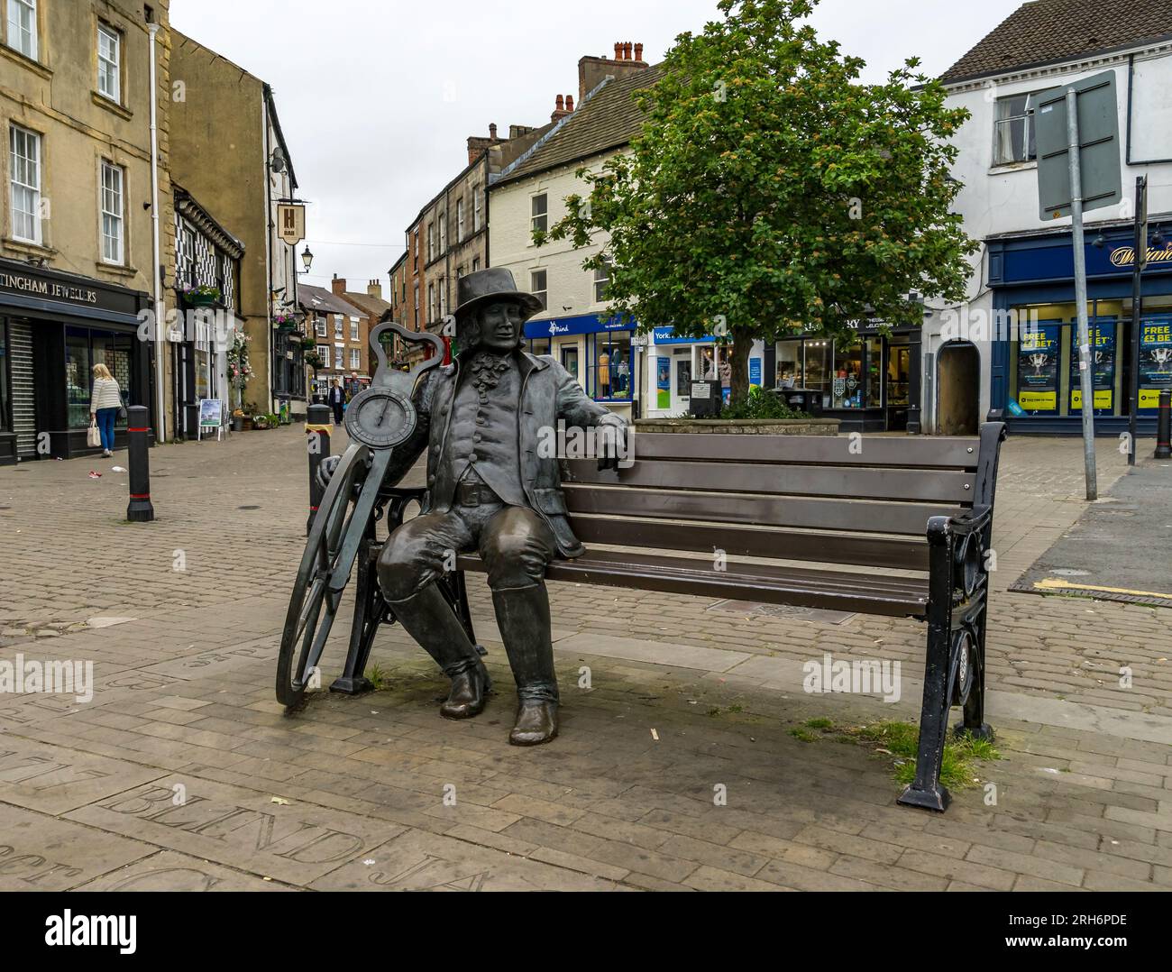 Sitzende Statue von Blind Jack of Knaresborough auf dem Market Place, Knaresborough, North Yorkshire, England, Großbritannien Stockfoto