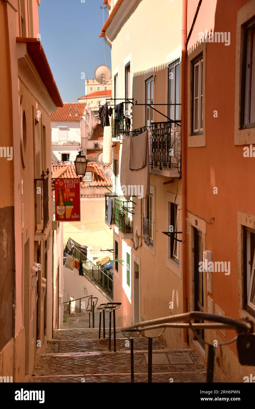 Enge Straße im Bezirk Alfama in Lissabon, Portugal Stockfoto