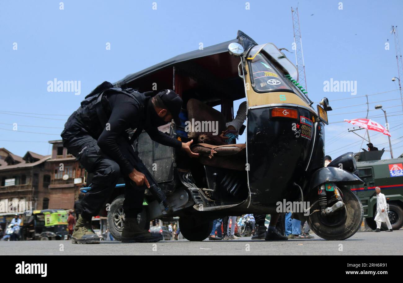 Srinagar, Indien. 14. Aug. 2023. 14. August 2023, Srinagar Kaschmir, Indien: Ein Soldat der indischen Spezialeinsatzgruppe (SOG) überprüft eine Auto-Rikscha während einer Suchoperation in Srinagar, vor dem 77. Unabhängigkeitstag des Landes. Am 14. August 2023 in Srinagar Kashmir, Indien. (Foto: Firdous Nazir/Eyepix Group) Kredit: Eyepix Group/Alamy Live News Stockfoto