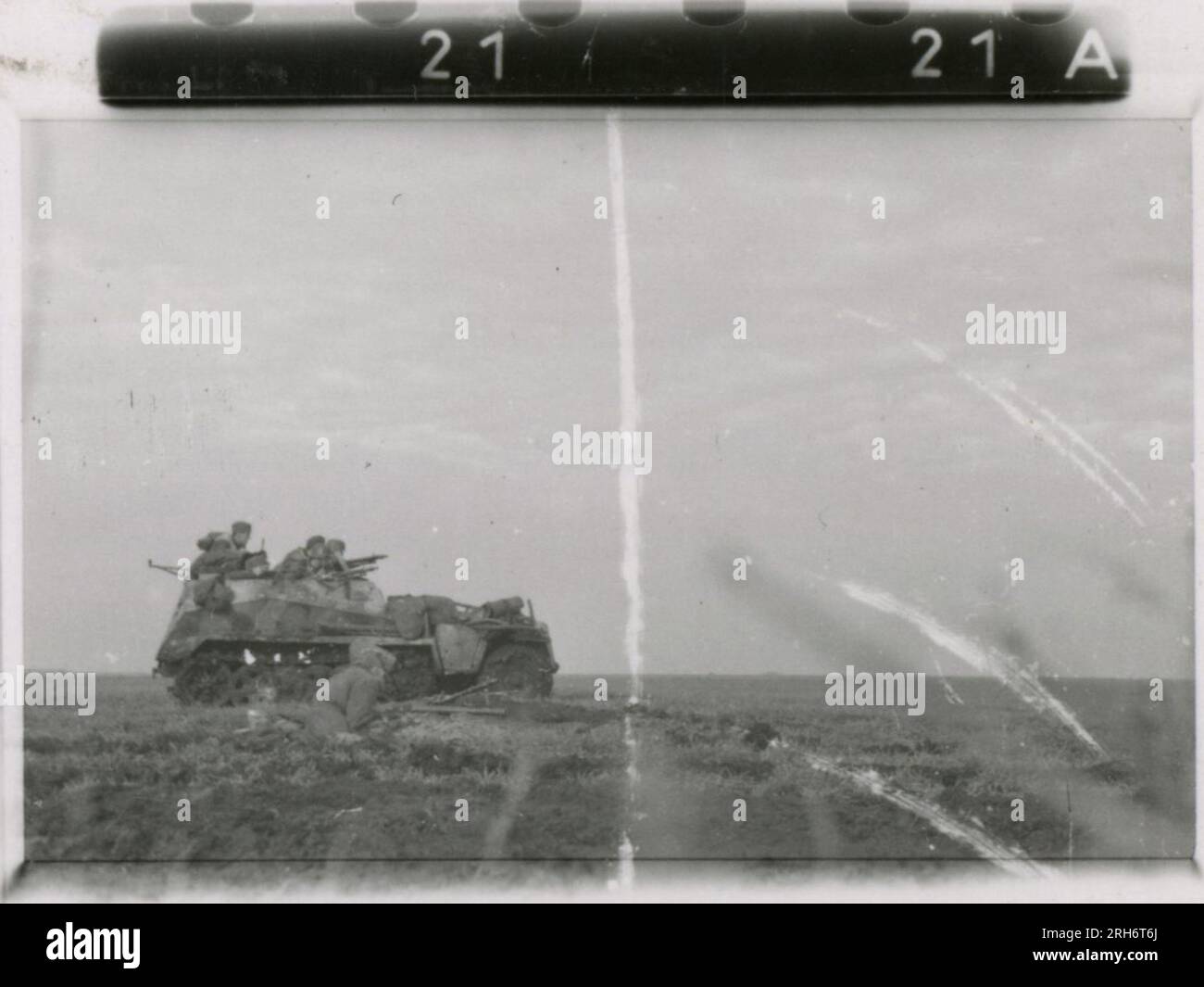 SS-Fotograf, Grönert, Hermann (Totenkopf, Russland und Italien 1943) Tiger I-Demonstration vor japanischen Offizieren; Winterkampf-Action mit Halbspuren, Flakpistole auf Halbspur und StuG III; russische Bevölkerung; viele Kampffotos der Infanterie in Russland mit Tiger IS, StuG, Marder und Panzerabwehrwaffen; russische Panzer zerstört und gefangen genommen; russische Kriegsgefangene; Soldaten, die Minen verlegen; Angriffsgewehre und Tiger sind in Italien mit Infanterie, Infanterieausbildung mit Mörsern und einem schwimmwagen, der den Fluss überquert Stockfoto