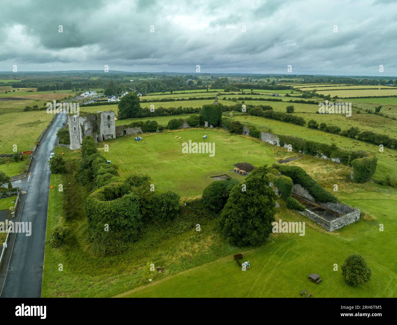 Luftblick auf Ballin93, Schloss Ballintubber in Roscommon County, quadratischer Innenhof, umgeben von Wänden mit runden Türmen an den Ecken Stockfoto