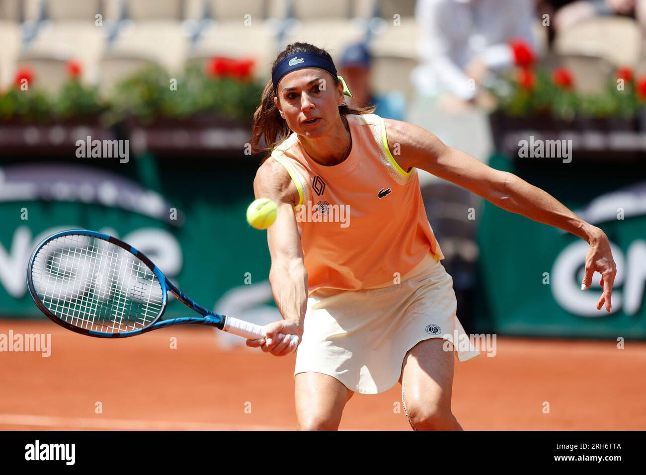 Die argentinische Tennislegende Gabriela Sabatini in Aktion beim French Open 2023 Tennis Turnier in Roland Garros, Paris, Frankreich, Europa. Stockfoto