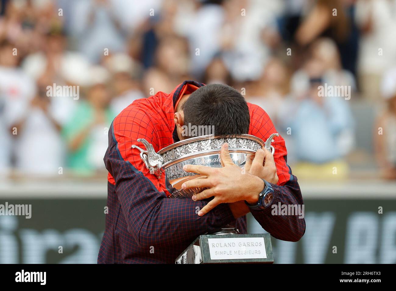 Der serbische Tennisspieler Novak Djokovicis setzt seinen Kopf in die Meisterschafts-Trophäe und ist jetzt der Rekordhalter mit 23 Grand Slams, nachdem er den gewonnen hat Stockfoto